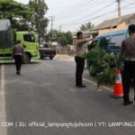 Truk Fuso Bermuatan 20 Ton Beras Terperosok di Jalinbar Pringsewu