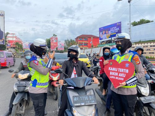 Ops Keselamatan Krakatau 2023, Polwan Sat Lantas Polresta Bandar Lampung Edukasi Pengendara