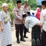 Naik Gunung, Kapolres Temui Santri Dan Berikan Bansos