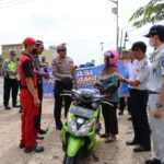 Operasi Keselamatan di Tugu Gajah Pringsewu Diwarnai Pembagian Puluhan Helm dan Jaket