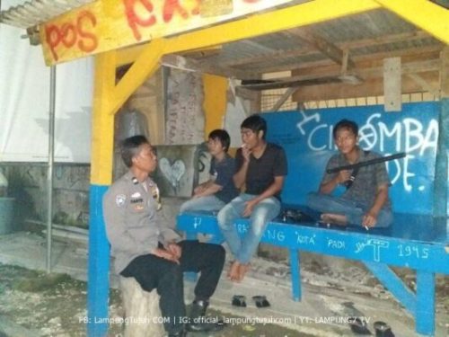 Polisi Caket Ngawangkong di Poskamling Desa Pinayungan