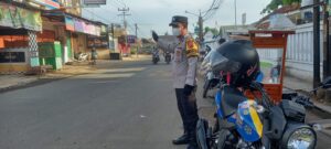 Polisi Caket Atur Lalu Lintas di Perempatan Desa Telukjambe