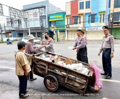 Tim Jumat Barokah Ditpamobvit Polda Banten Bagikan Nasi Kotak di Walantaka, Kota Serang
