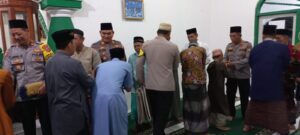 Dekatkan Diri Kepada Allah SWT, Kapolres Way Kanan Sholat Berjama’ah di Masjid Miftahul Ikhlas