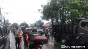 Polsek Kragilan Melaksanakan Pengaturan Lalin di Perempatan Sentul, Kragilan