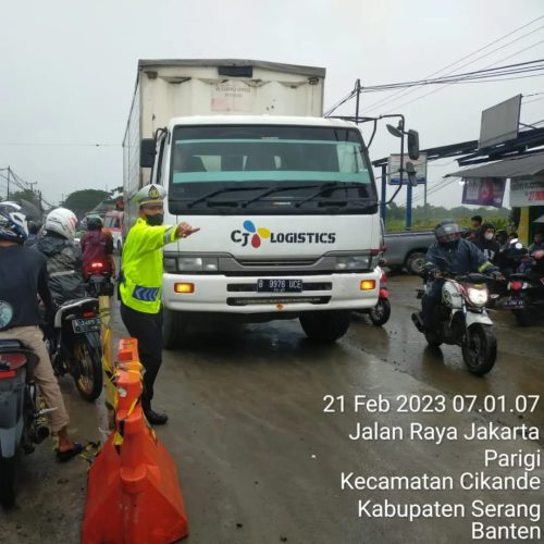 Polsek Cikande Lakukan Gatur Pagi di Lokasi Buka Tutup Pekerjaan Jalan dan Simpang Ambon Cikande