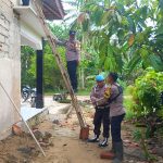 Polres Lamtim Gotong Royong Bantu Korban Angin Puting Beliung