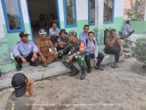 Mempererat Kekompakan TNI Bersama Rakyat, Babinsa Melaksanakan Komsos di Desa Binaan
