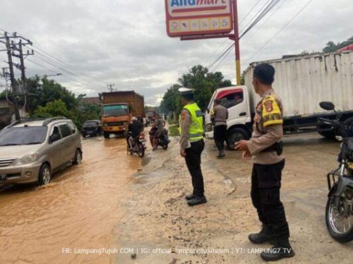 Hujan Lebat Sebabkan Dua Ruas Jalan di Pringsewu Tergenang