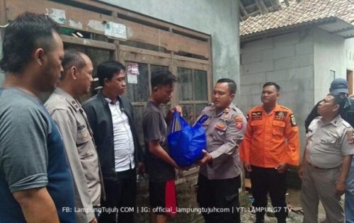 Kapolsek Tirtajaya Berikan Bantuan Sembako untuk Korban Kebakaran