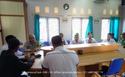 Pak Polisi Ikuti Rapat Minggon di Kantor Desa Kutamekar
