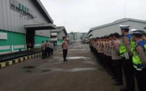 Kapolsek Cikande Pimpin Apel Pengamanan Aksi Unras Forum Komunikasi RT/RW Desa Sukatani di PT. SHCP Indonesia
