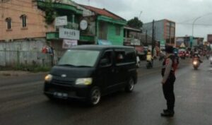 Personel Sat Samapta Polres Serang Melaksanakan Pengaturan Lalin di Ciruas-Cikande