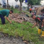 Bersinergi, Babinsa Bersama Lurah dan Warga Rajabasa Gotong-Royong Laksanakan Jumat Bersih
