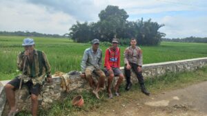 Dekatkan Diri ke Warga Desa Binaan, Bhabinkamtibmas Polsek Cibadak Giat Sambang