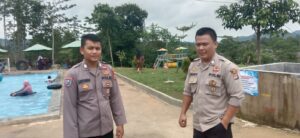 Pastikan Pengunjung Aman, Personel Polsek Muncang Monitoring Wisata Rancahideung