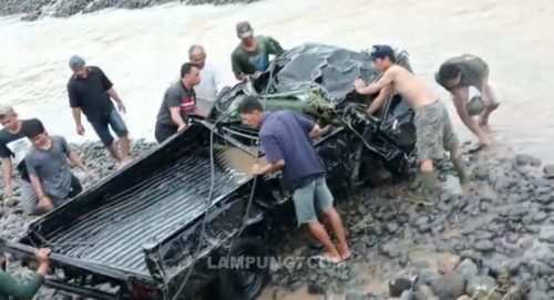 Polsek Wonosobo Indentifikasi Mobil L300 Diterjang Banjir Bandang Sungai Way Banding