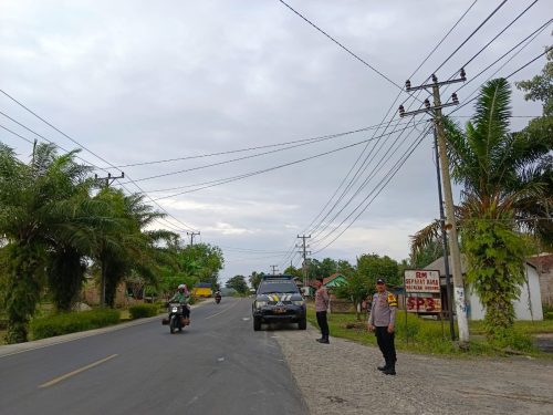 Polsek Blambangan Umpu Patroli KRYD di Jalinsum Kampung Gunung Sangkaran