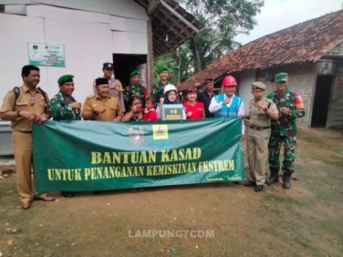 Danramil 421-09/TJB bersama Kepala PLN Rayon Sutani Salurkan Bantuan Kasad Kepada anak Berstatus Stunting
