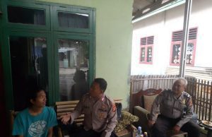 Warga Desa Pulokalapa dapat Sosialisasi Lapor Pak Kapolsek Pak Kapolres dari Polsek Lemahabang