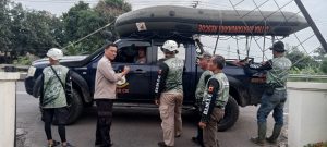 Kapolsek Jatisai dan Team SAR Citra Bhayangkara Melaksanakan Antisipasi Banjir di Wilayah Jatisari