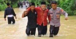 Sungai Way Nakau dan Way Serupa Meluap, Polisi Way Kanan Berjibaku Bantu Warga