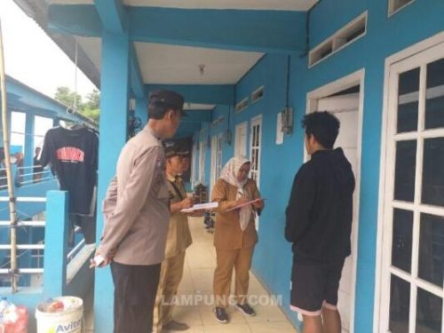 Polisi Cakep Mendata Warga Kontrakan di Desa Pinayungan