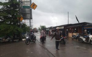 Kapolsek Batujaya Gatur Lalin di Pertigaan SPBU