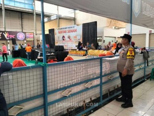 Pak Polisi Monitoring Gebyar Senam di Gor Pasar Bersih Galuh Mas