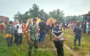 Polwan Cakep dan Babinsa Ngepam di Lokasi Hajat Hiburan Tradisional