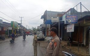 Meski Hujan, Petugas Polsek Tegalwaru Giat Gatur Lalin di Pasar Loji