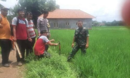 Bhabinkamtibmas Desa Cihideunggirang dan Desa Nanggela Bantu Pemasangan Patok Program PTSL