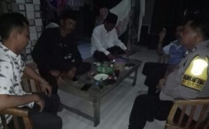 Duet Polisi Caket Ngawangkong di Desa Karyabakti, Batujaya
