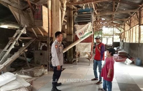 Polisi di Batujaya Stok Beras di Desa Karyabakti