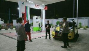 Anggota Unit Sabhara Polsek Rengasdengklok Laksanakan Patroli Prekat Malam Hari