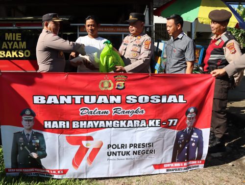 Hari Bhayangkara Ke-77, Polres Lambar Berikan Bansos Paket Sembako