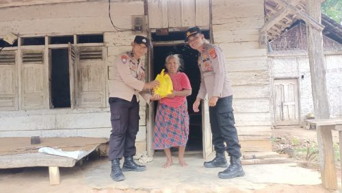 Hari Bhayangkara Ke-77, Polsek Bumi Agung Salurkan Paket Sembako di Kampung Srinumpi
