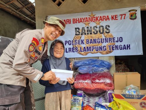 Sambut Hari Bhayangkara Ke-77, Kapolsek Bangunrejo Kembali Salurkan Bantuan Sosial Kepada Lansia