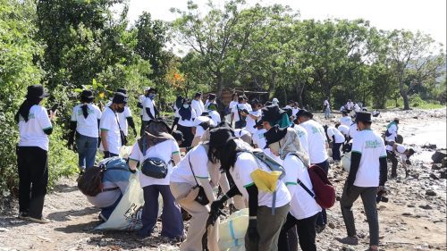 Sukses Kumpulkan 2,5 Ton Sampah, PLN Ajak Mahasiswa Gelar Aksi Bersih Pantai di Bandar Lampung