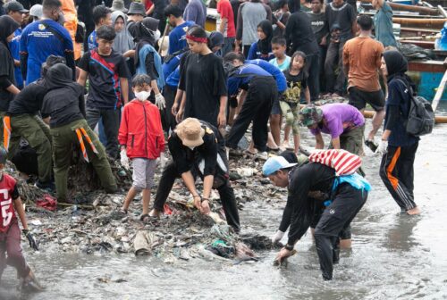 KNPI Lampung dan RPL Juga Ikut Turut Berkolaborasi Bersama Masyarakat Bersih Bersih Pantai