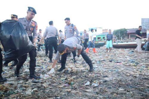 Peduli Lingkungan, Personel Gabungan Polresta Balam dan Sat Brimobda Lampung Bersihkan Sampah di Pantai Sukaraja