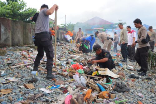 Polres Tanggamus Bersama Sejumlah Elemen Bersihkan Sampah di 3 Pantai