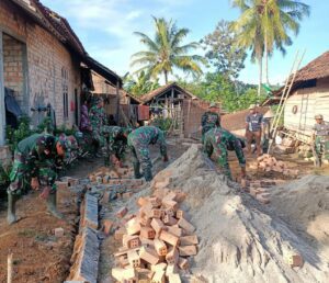 Bedah rumah milik warga Baradatu, hari ini di garap Kodim 0427/Way Kanan