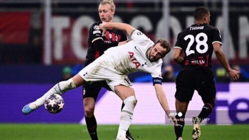 AC Milan vs Tottenham di Liga Champions - Foto: Bek AC Milan Denmark Simon Kjaer (Kiri) dan penyerang Inggris Tottenham Hotspur Harry Kane berebut bola selama babak 16 besar Liga Champions UEFA, pertandingan sepak bola leg pertama antara AC Milan dan Tottenham Hotspur pada 14 Februari 2023 di stadion San Siro di Milan. Tottenham Hotspurs akan menjamu AC Milan pada leg kedua babak 16 besar Liga Champions, Kamis (9/3/2023).