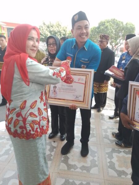 Walikota Hj. Eva Dwiana Beri Penghargaan Kepada DPD KNPI Kota Bandar Lampung