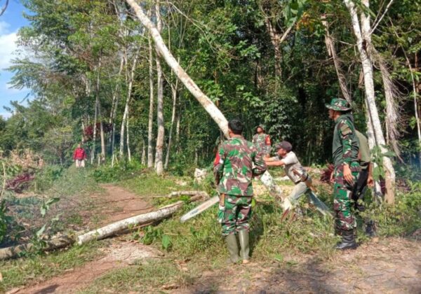 Jelang TMMD Ke-118, Personel Kodim Way Kanan Bersama Warga Gotong Royong di Lokasi Sasaran