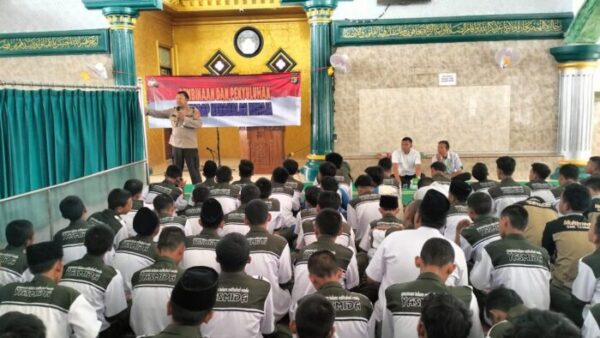 Polres Pringsewu Melaksanakan Pemberdayaan dan Penyuluhan Kenakalan Remaja di SMK Yasmida Ambarawa