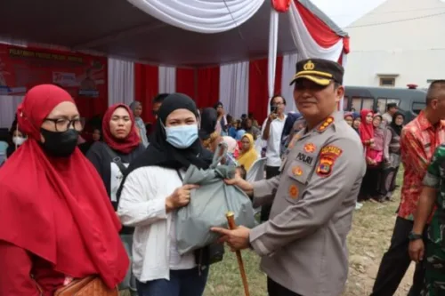 Gelar Pelayanan Presisi, Kapolresta Bandar Lampung Bagikan Paket Sembako Kepada Masyarakat Kurang Mampu