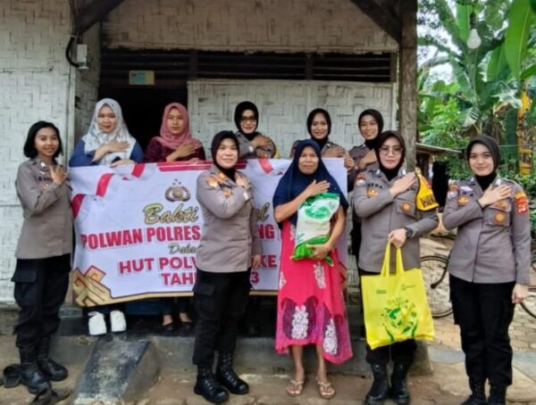 Sambut HUT Polwan Ke 75, Srikandi Polres Lampung Tengah Gelar Bhakti Sosial