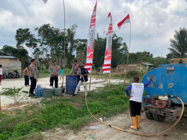 Polres Lampung Barat Berikan 12 Ribu liter Air Bersih Kepada Masyarakat